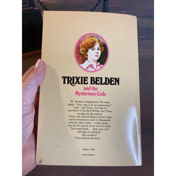 Vintage 70s Set of 5 Paperback Trixie Belden Mysteries #6, #7, #9, #14, and #25 - Picture 5 of 13